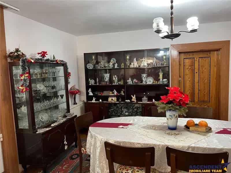 Casa individuala Tarlungeni 200mp 8 dormitoare Piscina