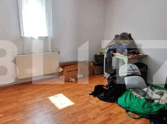 Casă renovabilă de 127 mp, cu 2100 mp teren, localizată central în Luna de Sus