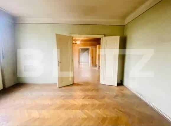 Vanzare apartamente 3 camere zona centrala cu renovare necesara