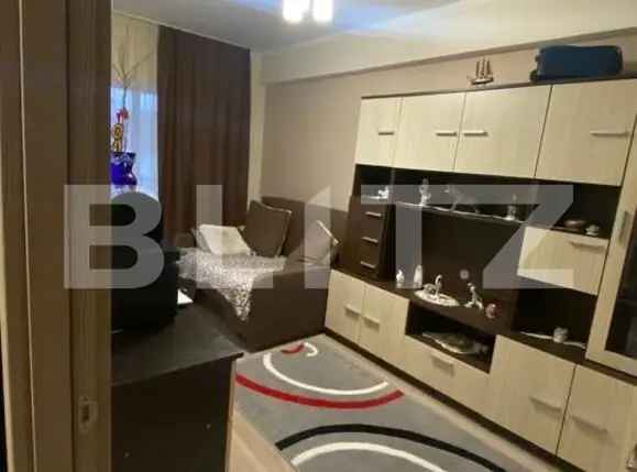 Apartament 3 camere cu balcon, etaj intermediar zona Petrom