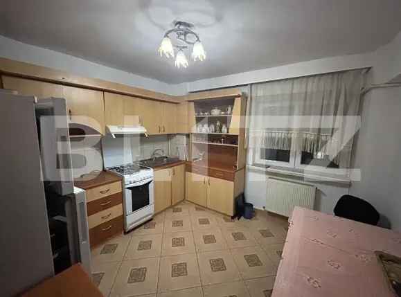 Apartament cu 4 camere de inchiriat.