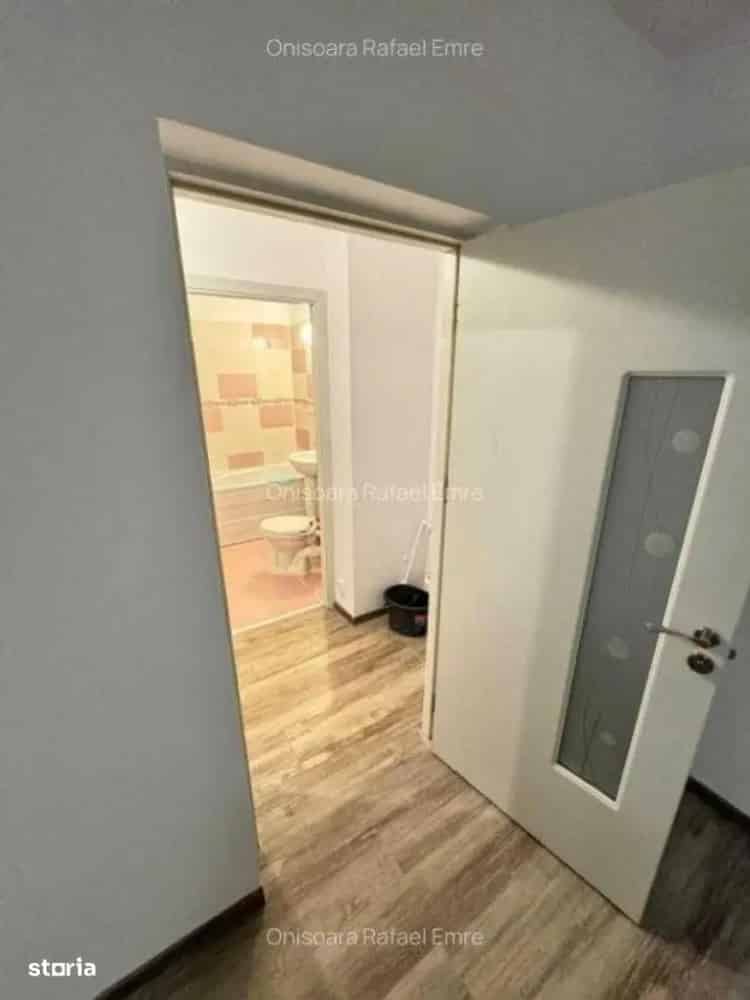 Apartament De Vânzare cu Două Camere În Zona Ion Mihalache sec.1