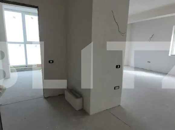 Apartament 2 camere, semifinisat, zona Straulesti