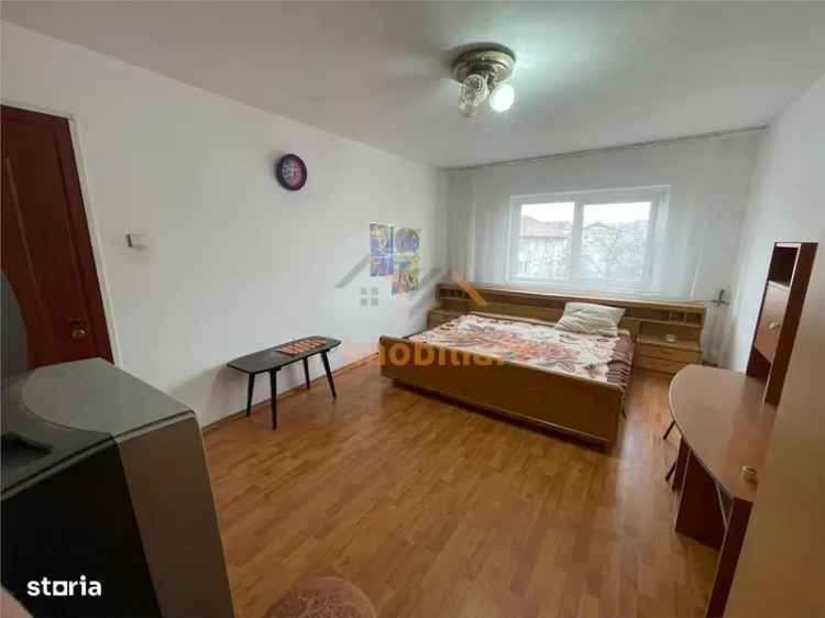 Apartament de vanzare 3 camere in Rogerius cu balcon si geamuri termopan