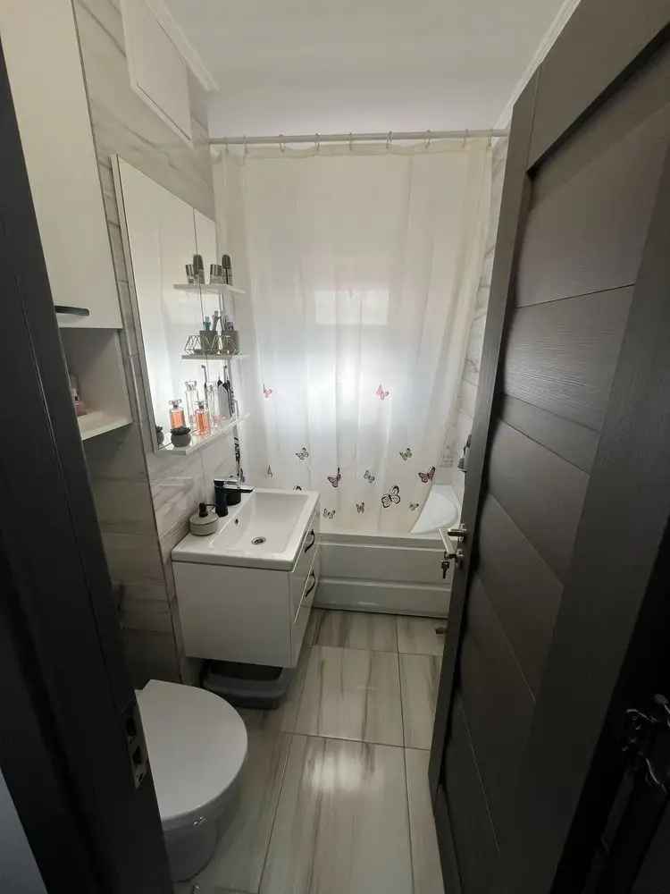 Apartament de vanzare renovat cu 3 camere in Iasi Zona Canta