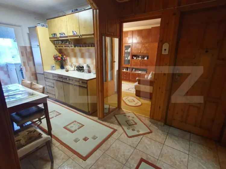 Apartament cu doua camere, bucatarie spatioasa si baie