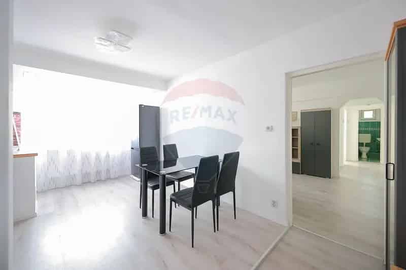 Apartament 3 camere de vanzare zona Iosia