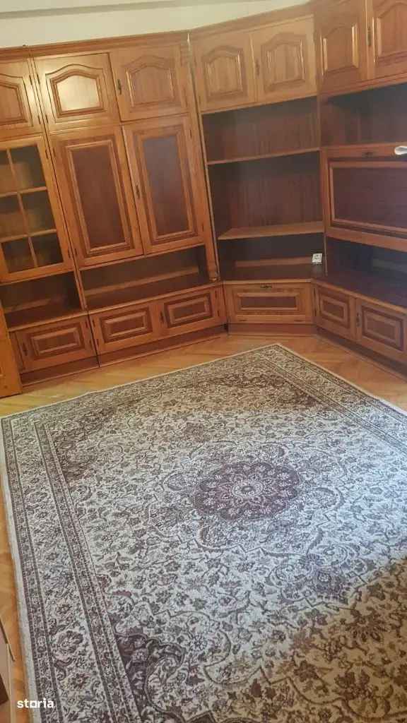 Apartament de vanzare 3 camere Dambu Pietros cu balcon si CT