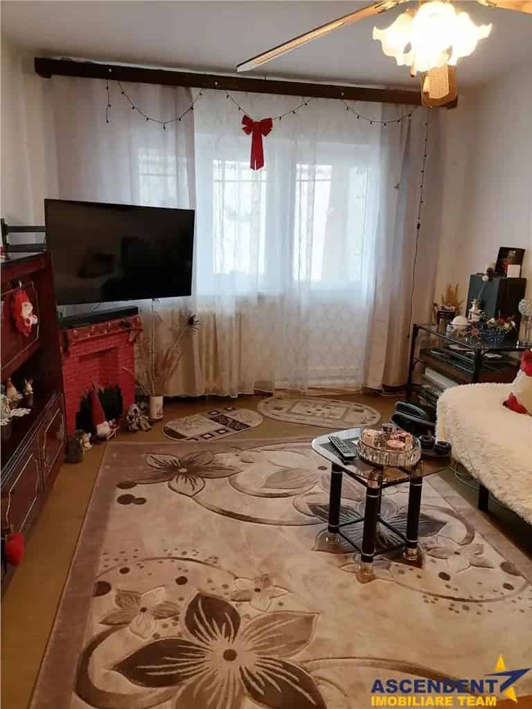 Apartament 4 camere decomandat cu 2 balcoane si loc de parcare