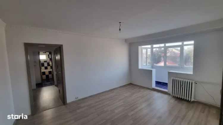 Apartament de vânzare 3 camere semidecomandat în zona Miron Costin