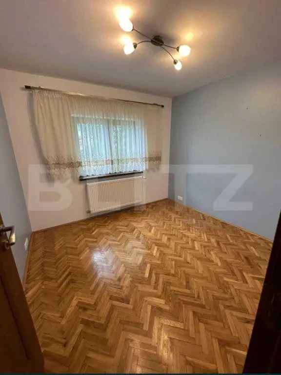 Apartament de vânzare modernizat cu 4 camere în Micro 16 la etajul 2