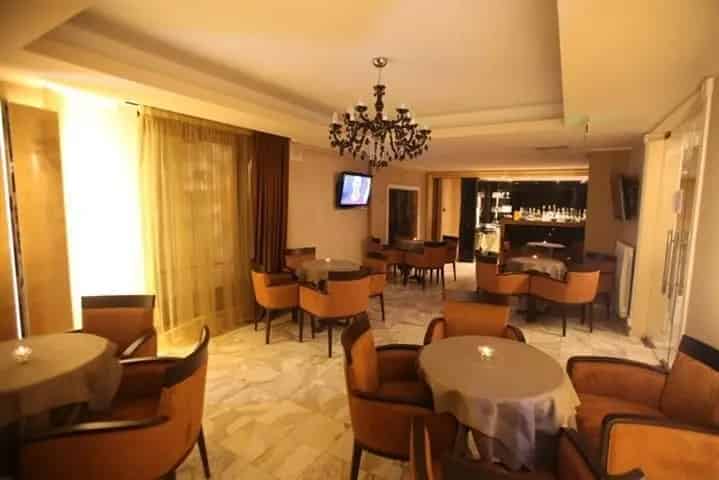 Unirea, proprietar inchiriez 2 spatii ultracentrale, parter bloc