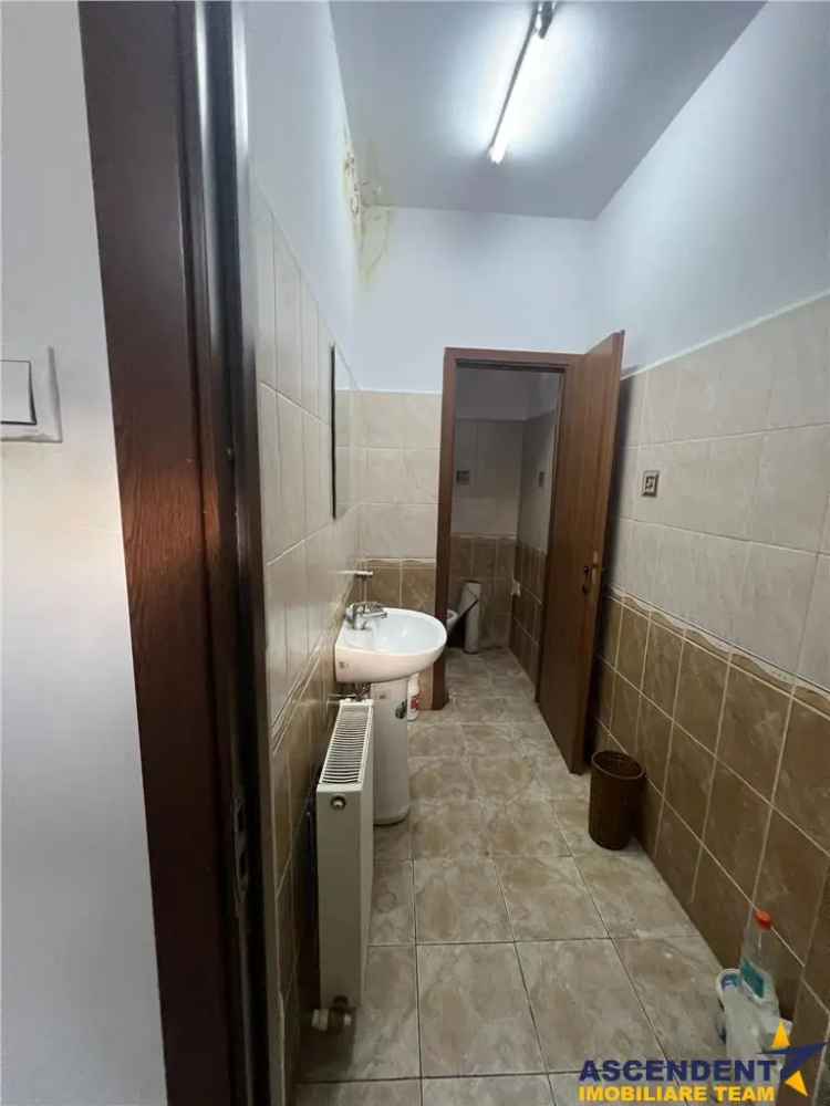 Vanzare spatiu comercial 88mp cu acces stradal si grupuri sanitare