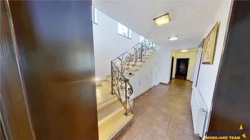 TUR LIVE! Resedinta pe 2.200 mp teren, cu distinse facilitati