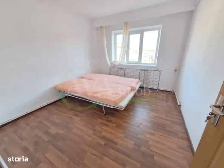 Apartament 2 camere semidecomandate,zona Cora