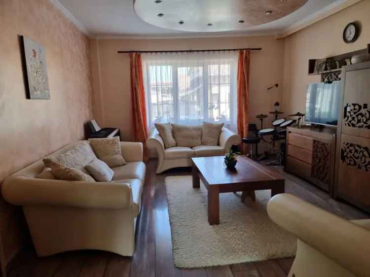 Vanzare casa P E 3 camere zona linistita cu terase si garaj