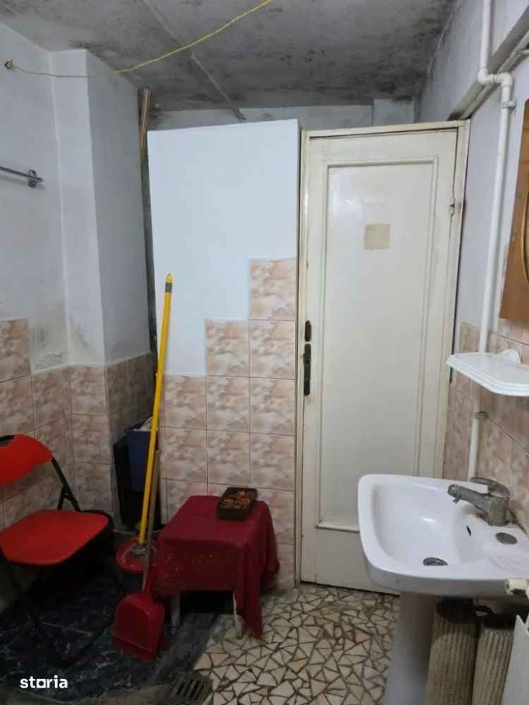 Apartament de vanzare Vasile Lascar cu termopane si necesitate imbunatatiri