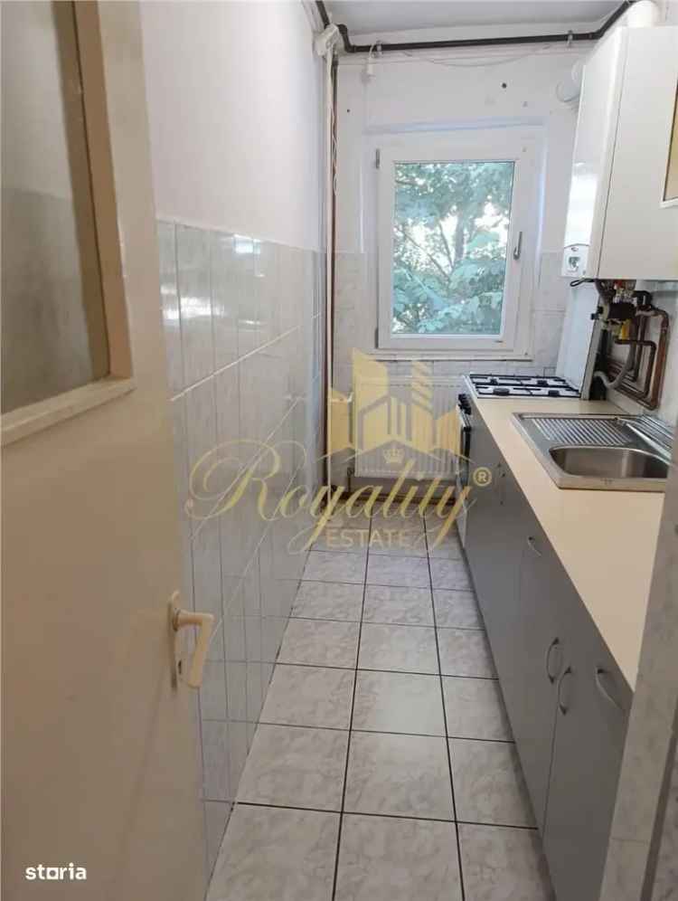 Vanzare apartament 3 camere centru cu balcon si centrala proprie in Girocului