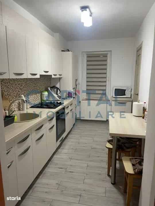 Vânzare apartament 3 camere mobilat Unirii cu 2 băi și balcon închis