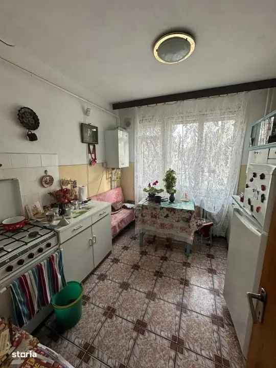 Vanzare apartament 3 camere Central Podu Ros cu centala termica