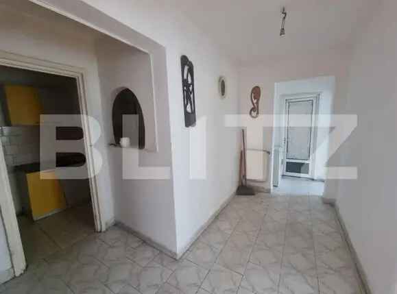 Apartament 3 camere, etaj 2, zona Cornisa