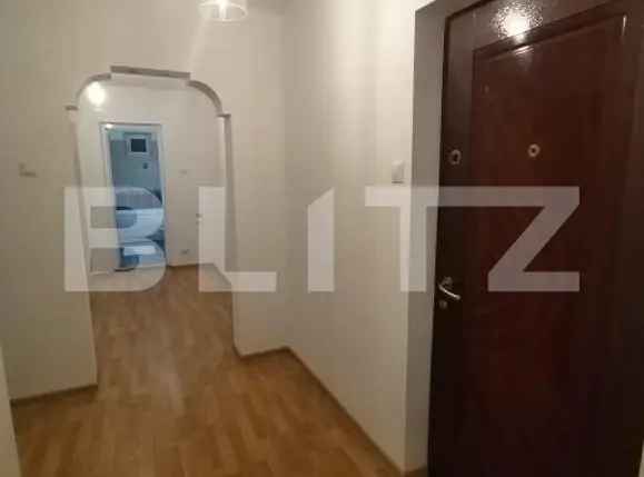 Apartament 3 camere decomandat, zona Piata 1 Mai