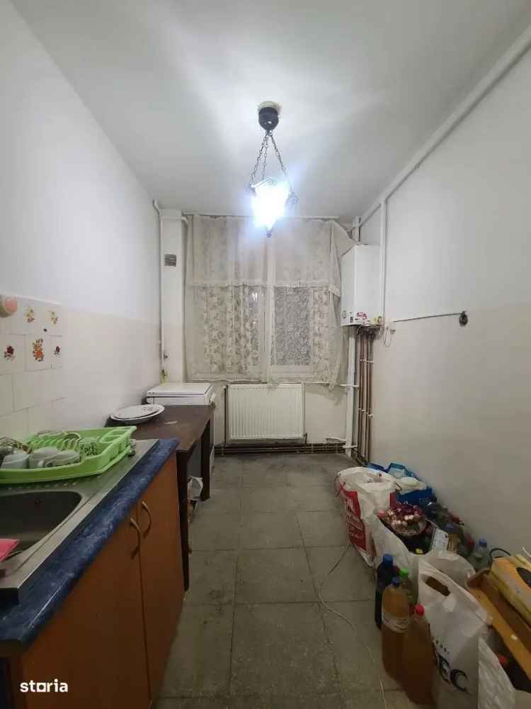 Vand apartamente cu 2 camere in Aleea Carpati cu baie renovata