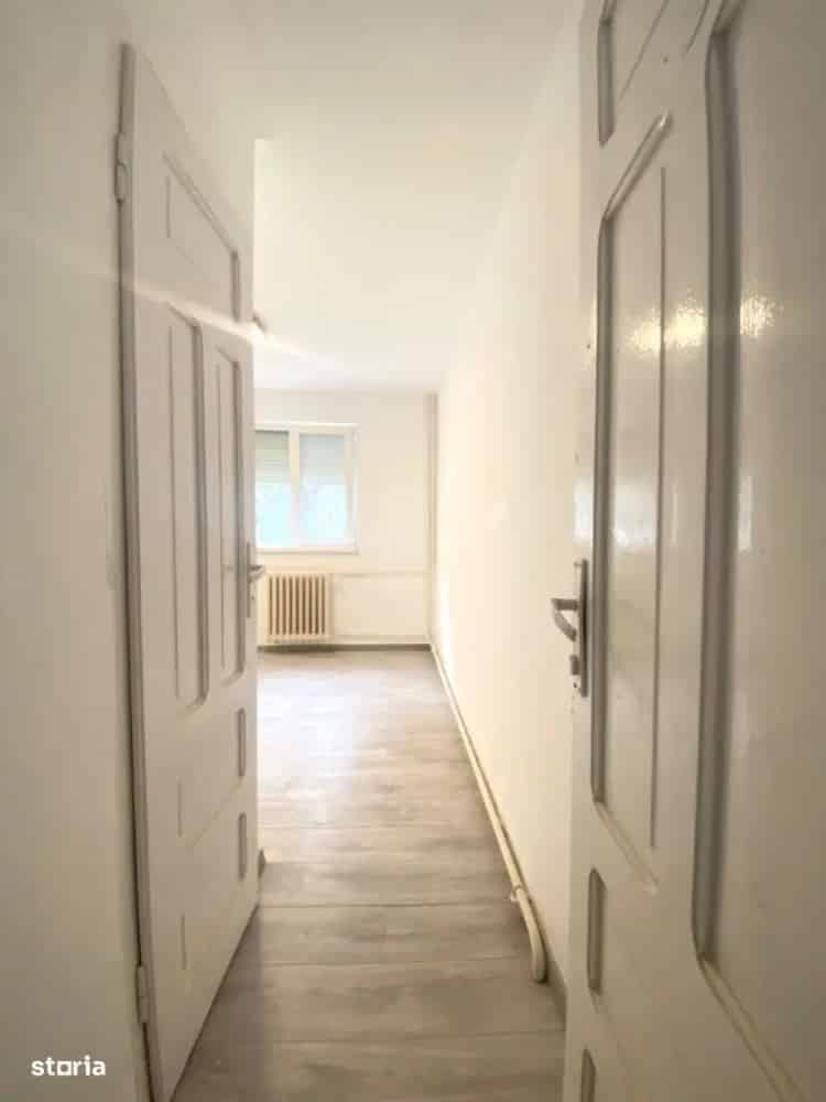 Garsoniere gata renovate. Et. 3 şi parter. Str. Aluminei Decebal