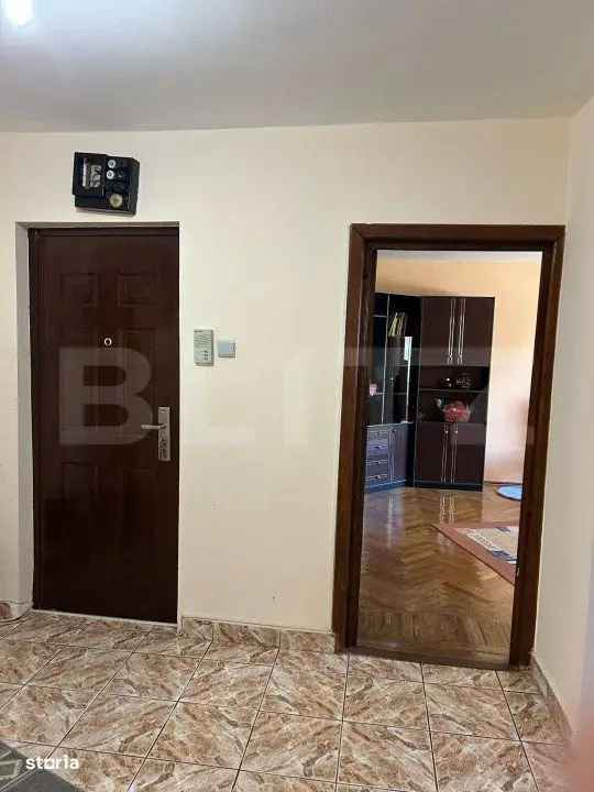 Apartament de vanzare 3 camere ultracentral Pucioasa cu balcon