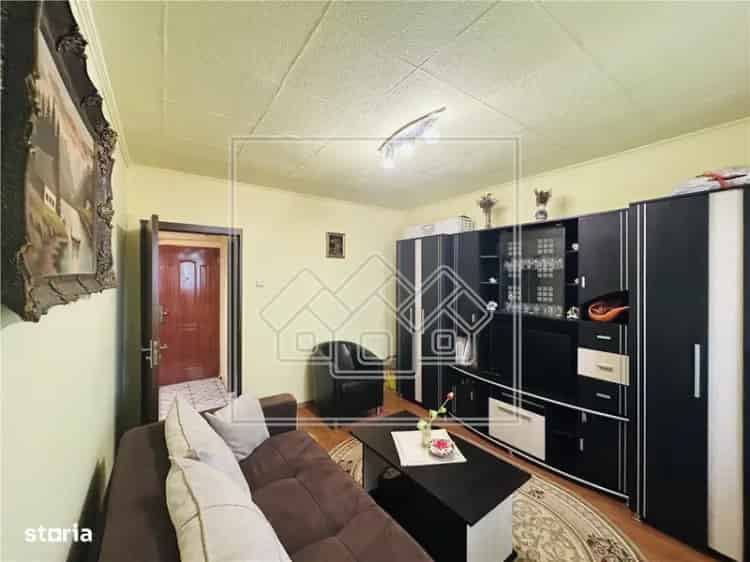Ap. cu 3 camere, 47mp, decomandat, balcon, zona Vasile Aaron