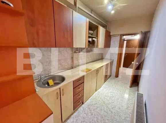 Apartament de vanzare 2 camere semidecomandat zona Facultatii de Drept