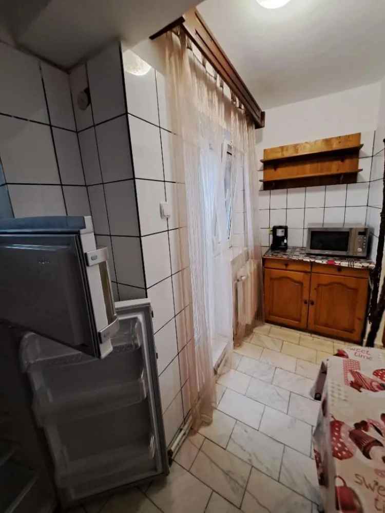 De inchiriat Garsoniera zona Cetate. Pret inchiriere: 180 Euro/luna.