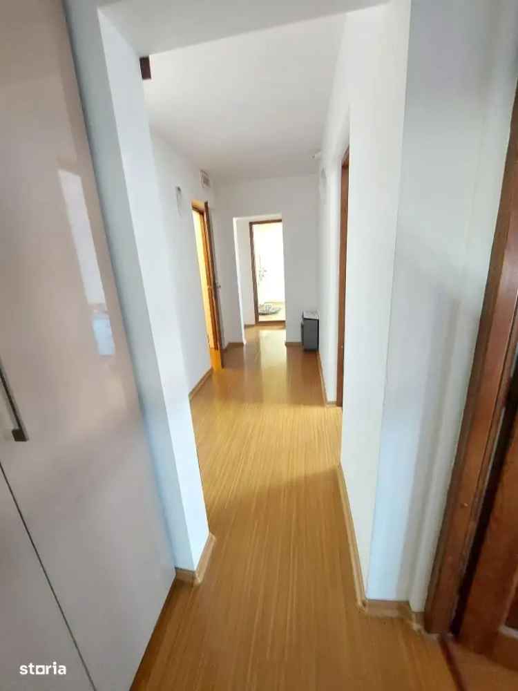 Vanzare apartamente 3 camere decomandat in Micro 11