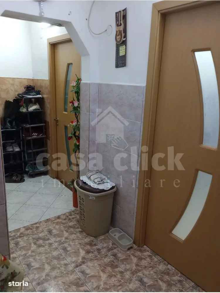 Vanzare apartament 2 camere Viaduct etaj 2 incalzit si decomandat