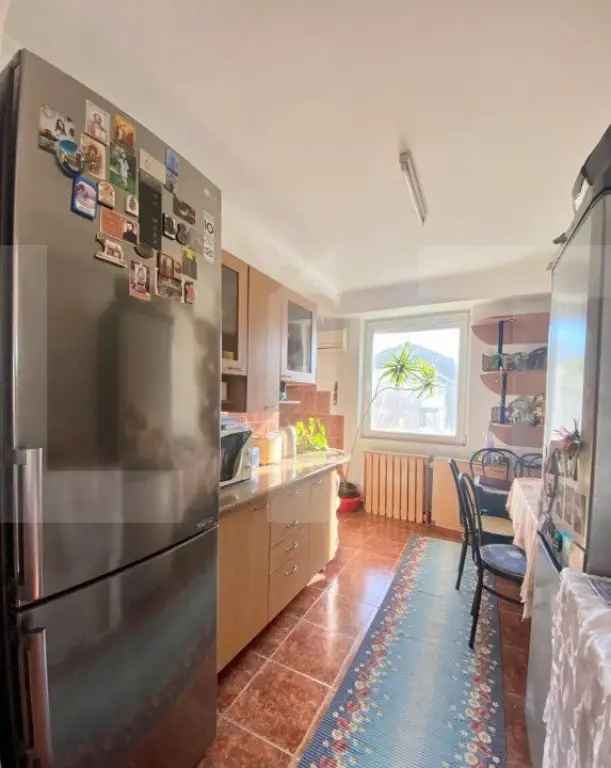 Apartament de vânzare 3 camere luminos în zona B