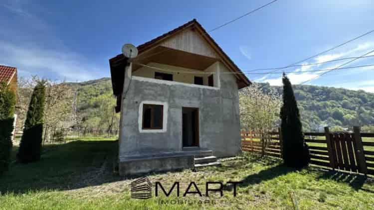 Casa cu teren langa râu Lotrioara