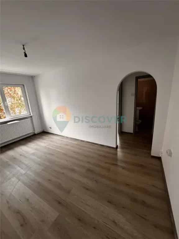 Apartament 3 camere renovat de vanzare