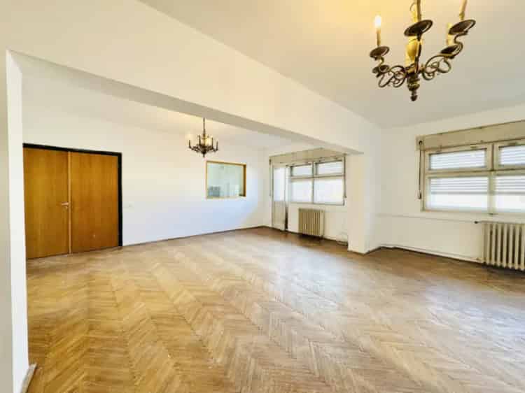 Vânzare apartament 4 camere Calea Victoriei cu vedere către Bulevardul Regina Elisabeta