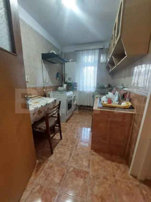 Vanzare apartament 2 camere Moreni cu balcon si imbunatatiri