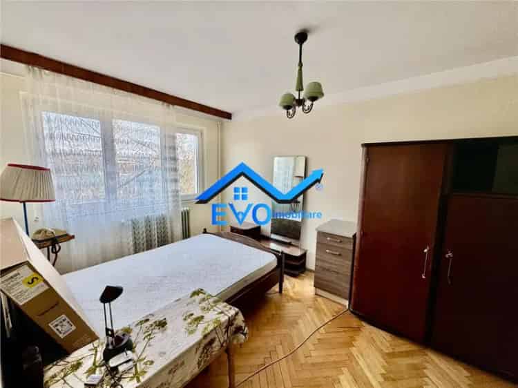 Vânzare apartamente 2 camere Cantemir cu balcon etaj 4 Iasi