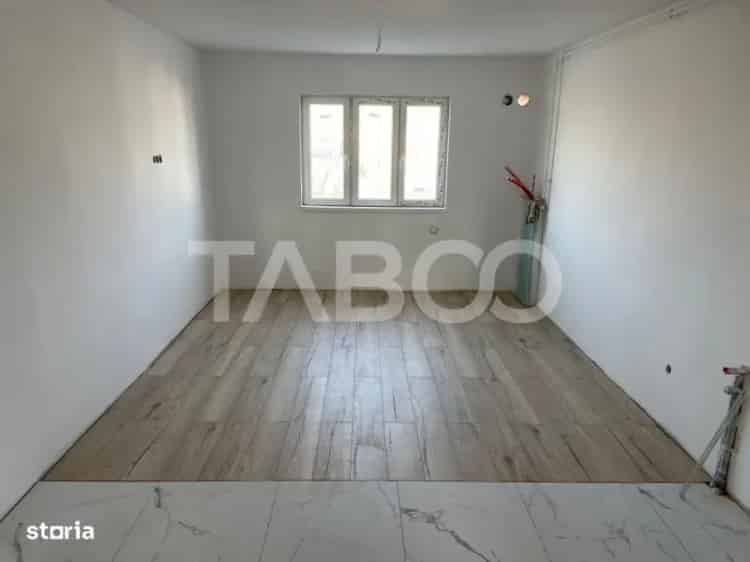 Apartament de vanzare cu 2 camere decomandate si balcon