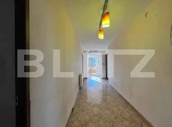 Casa cu 7 dormitoare, în regim P+E+M, 300 mp și 250 mp curte, în zona centrală