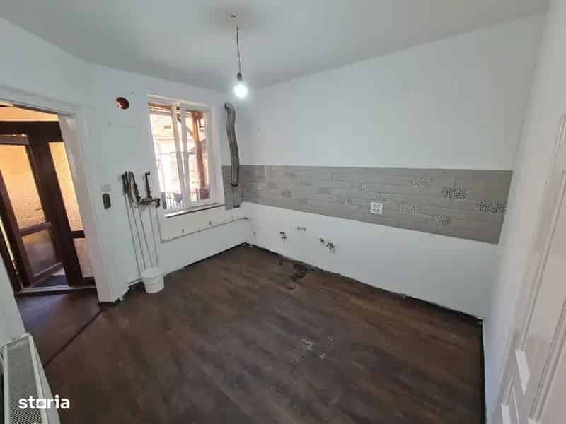 Apartament 3 camere zona Biserica Sarbeasca