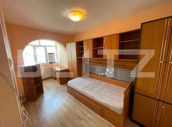 Apartament 3 camere, decomandat, 9 mai