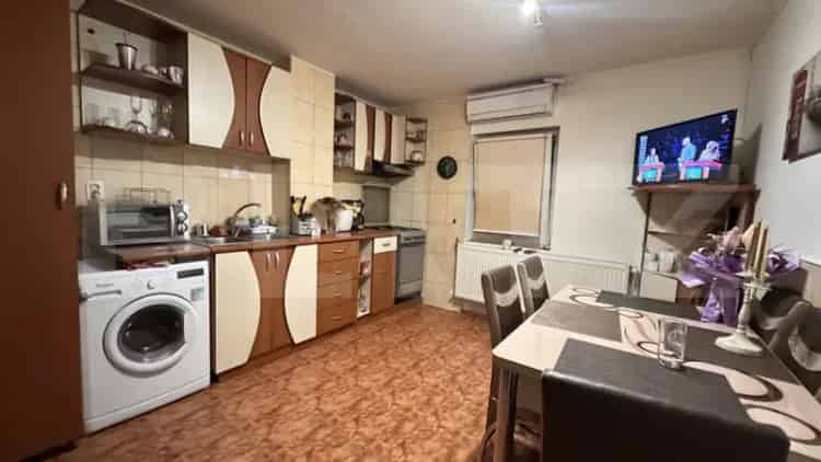 Apartament de vanzare, cu 3 camere, 68 mp, zona Decebal