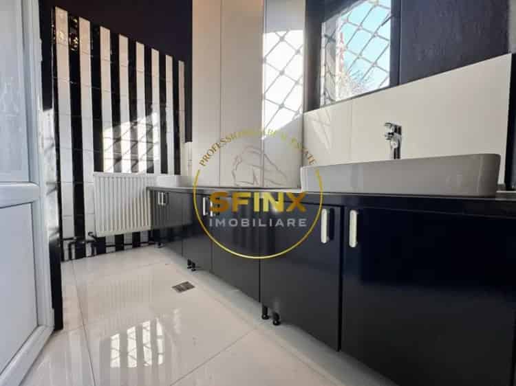 Spatiu comercial/birouri de 101 mp vizibilitate maxima, localizare premium