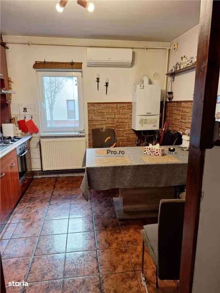 Apartament de vanzare 3 camere decomandat in zona Blascovici