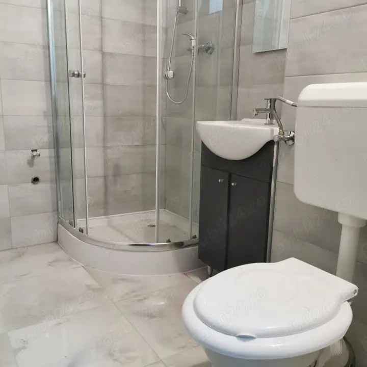 Inchiriere garsoniera Calea Bucuresti decomandata si pet friendly