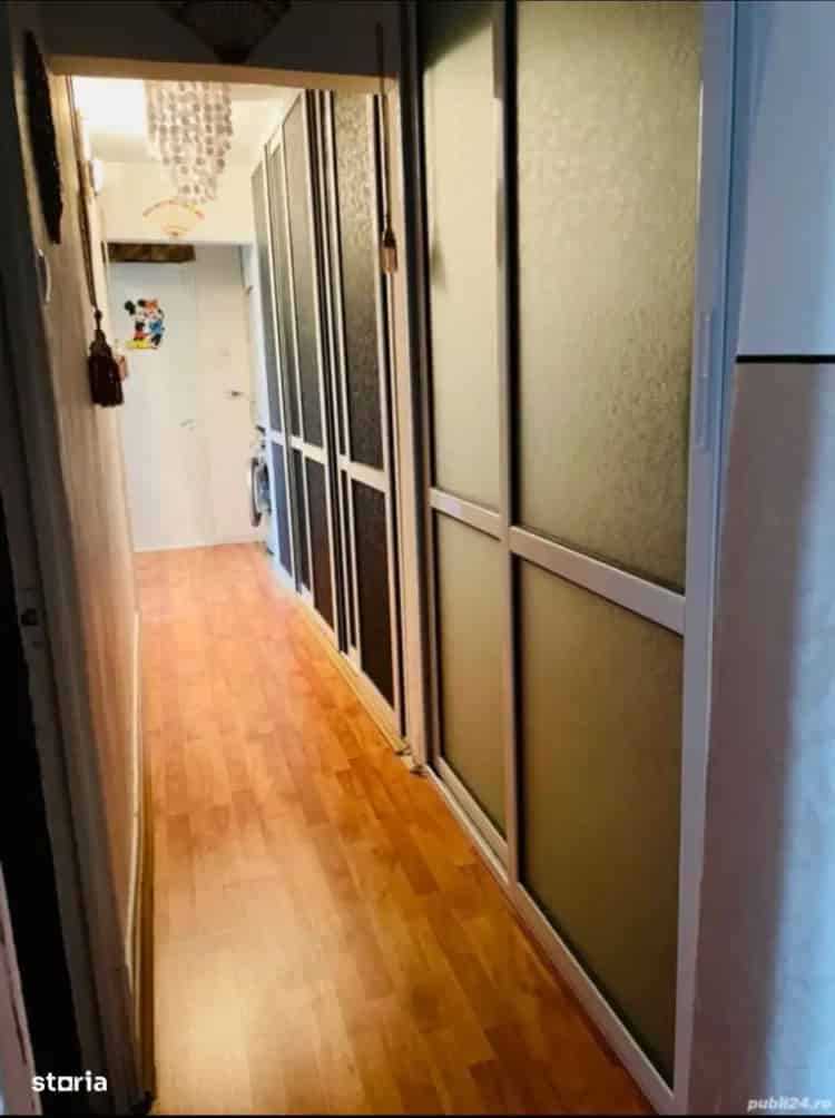 Apartament de vânzare 3 camere Micro 39C, 4 etaje, renovat