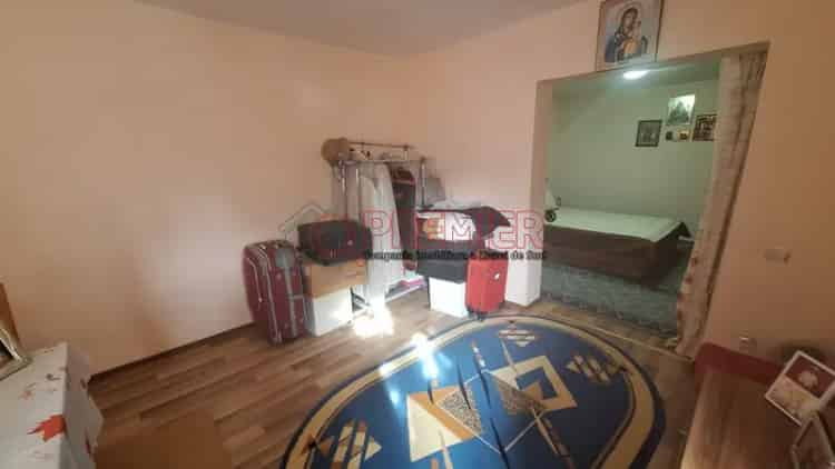 Casa individuala 3 camere Metrou Republica zona linistita